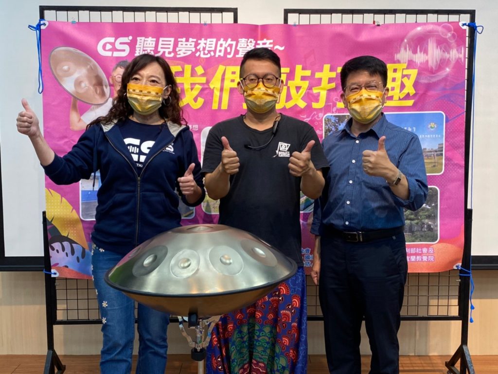 正聲宜蘭台宋流芳台長(左)與講師林志儒(中)和新生國小施智文校長(右)合影
